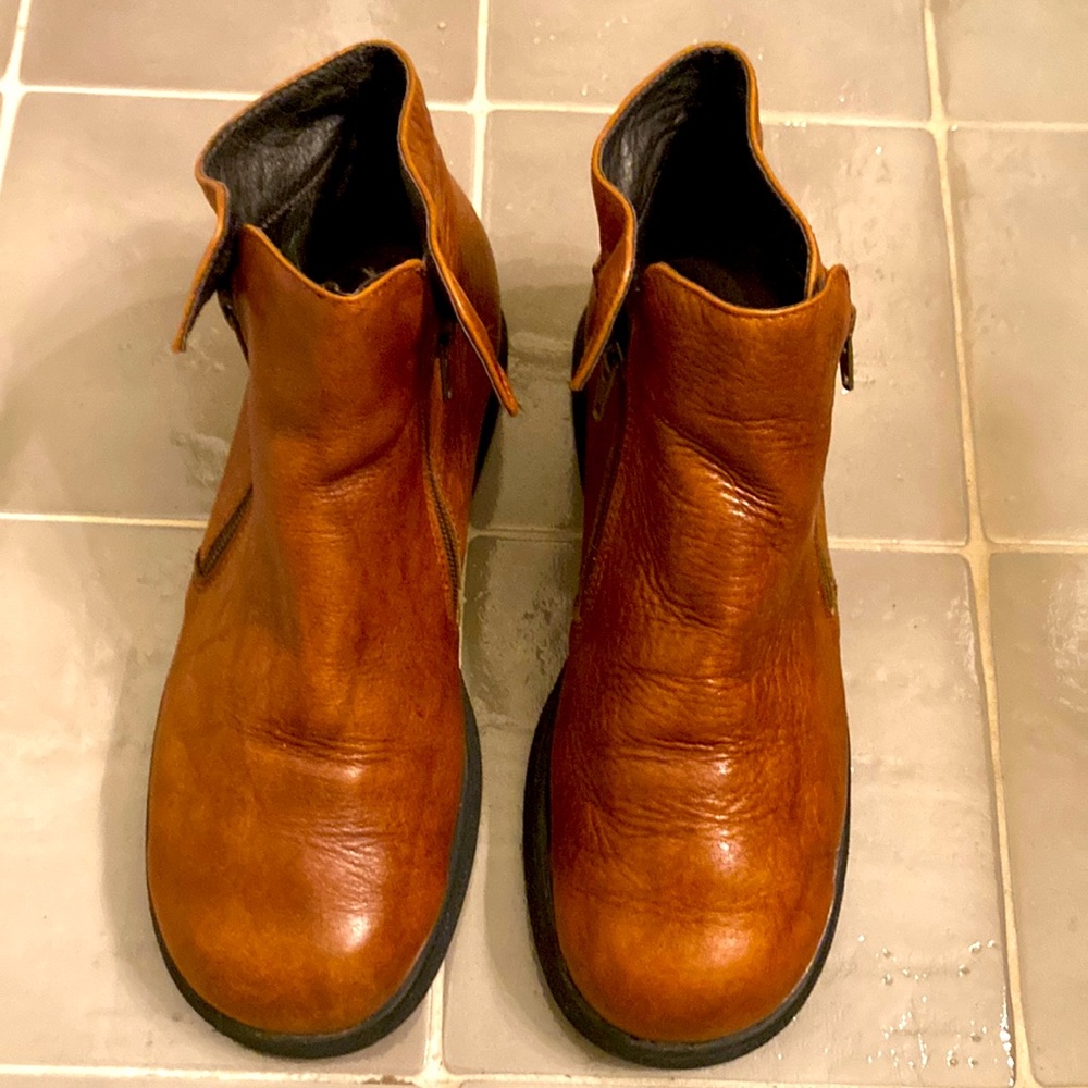 Naot leather ankle boots. Brown size 40.